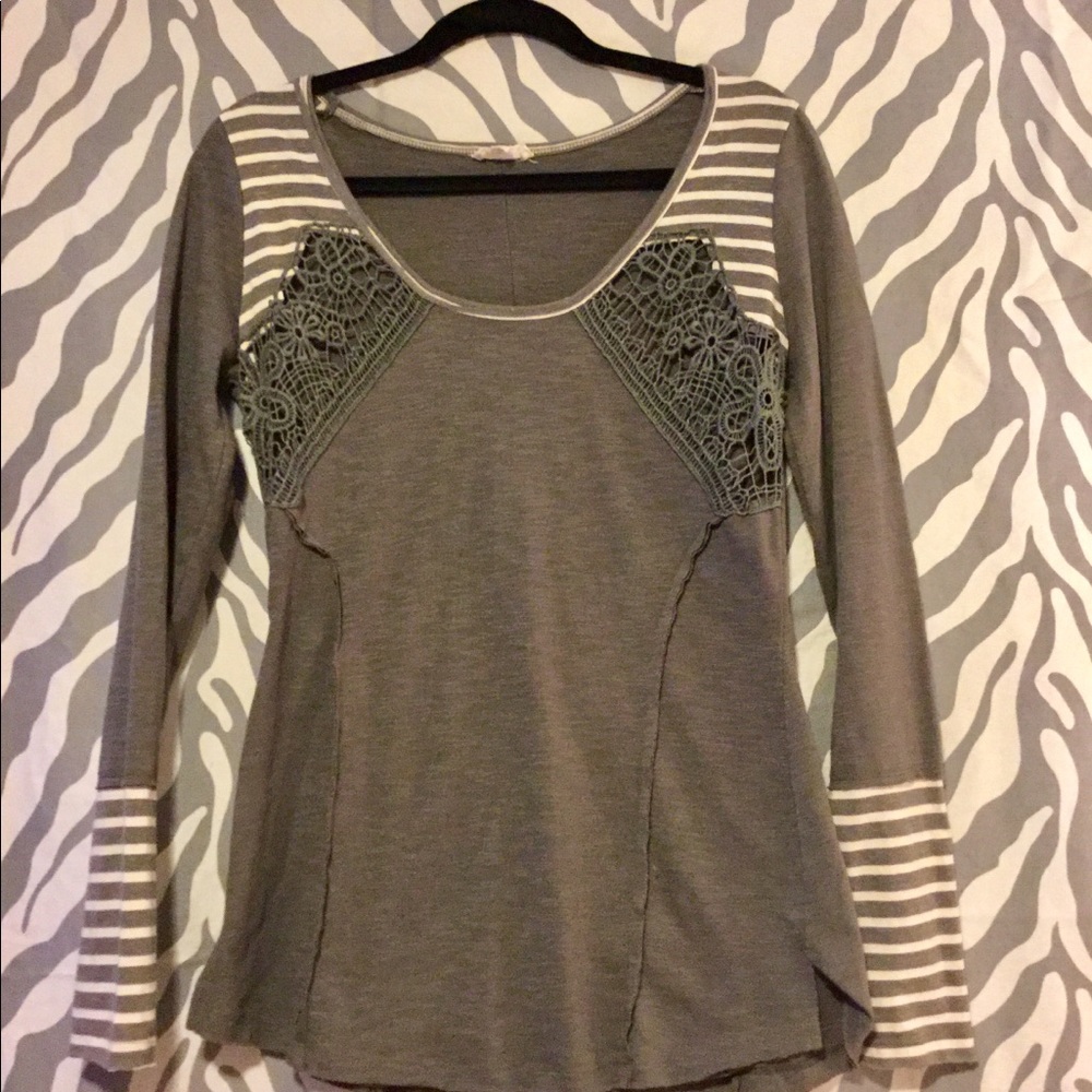 *****SOLD*****Fun long sleeve grey top